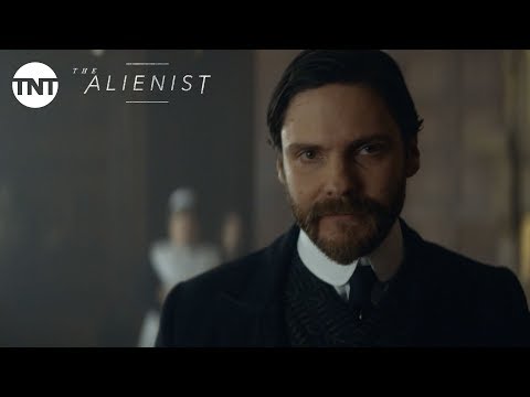 The Alienist: Daniel Brühl Introduces Laszlo Kreizler - Series Premiere January 22, 2018 [BTS] | TNT