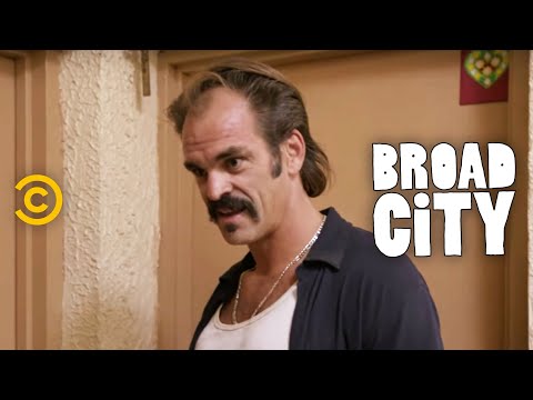 Broad City - Creepy Locksmith