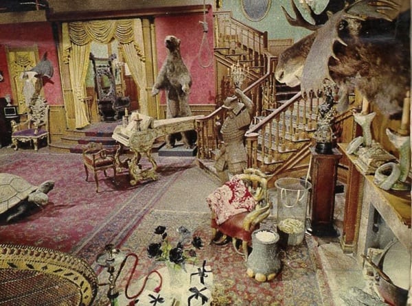 Das Set der Addams Family in Farbe - The Addams Familiy ...