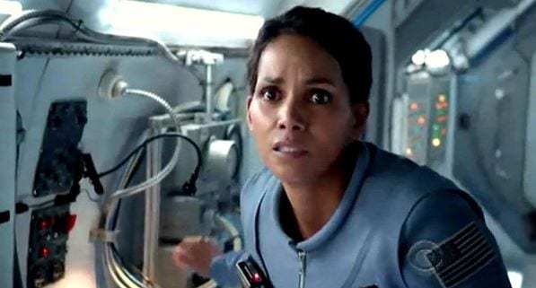 Halle Berry im Weltraum