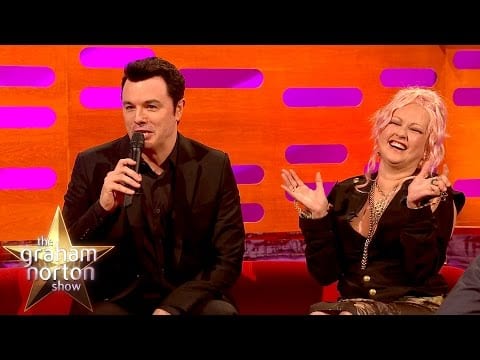 Seth McFarlane singt mit den Stimmen aus Family Guy