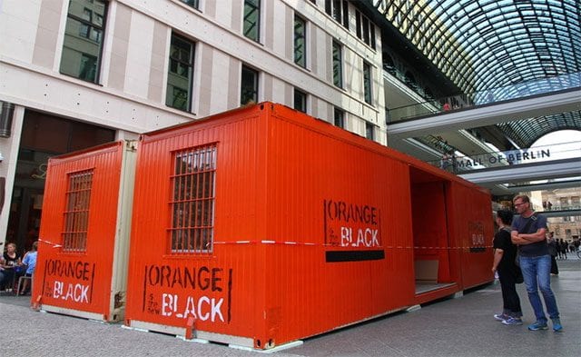 Orange Is the New Black in Gefängniszelle schauen