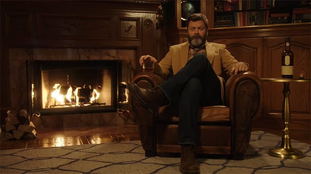 Nick Offerman 45 Minuten beim Whisky-Trinken vor dem Karmin zuschauen