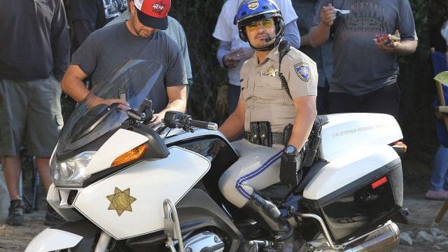 Michael Peña am Set von CHiPs