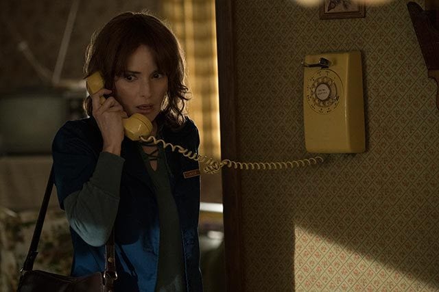 Stranger Things: Erste Bilder zur Winona Ryder-Serie