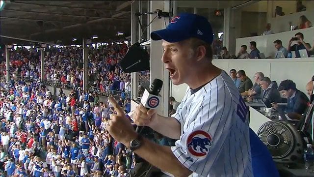 Bob Odenkirk singt den 7th Inning Stretch © MLB