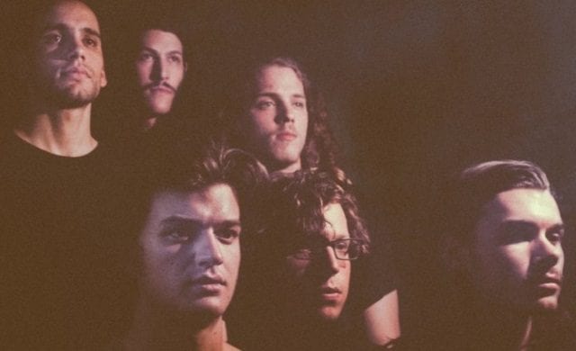 Joe Keery aus Stranger Things singt in einer Psychedelic Rockband