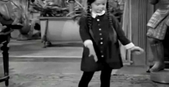 Die Addams Family tanzt zu ‚Blitzkrieg Bop‘