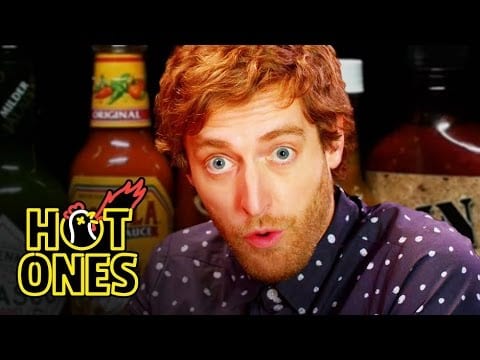 Thomas Middleditch isst scharfe Wings im „Hot Ones“-Interview