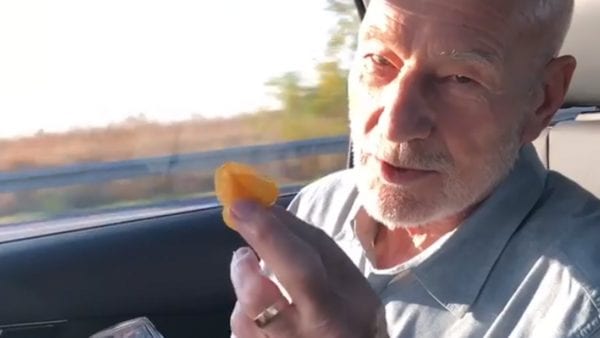 Patrick Stewart isst deutsche Chips