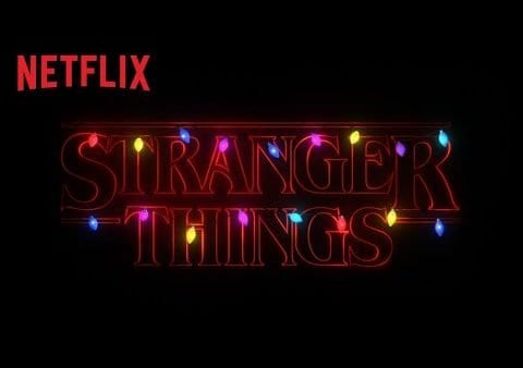 „Stranger Things“-Kids verpacken Geschenke für ihre größten Fans