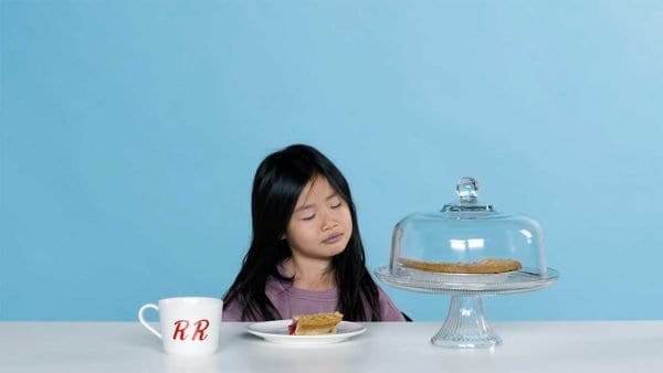 Kinder testen Essen aus Serien-Klassikern