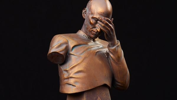 Neue Captain Picard Statue in berühmter Facepalm-Pose