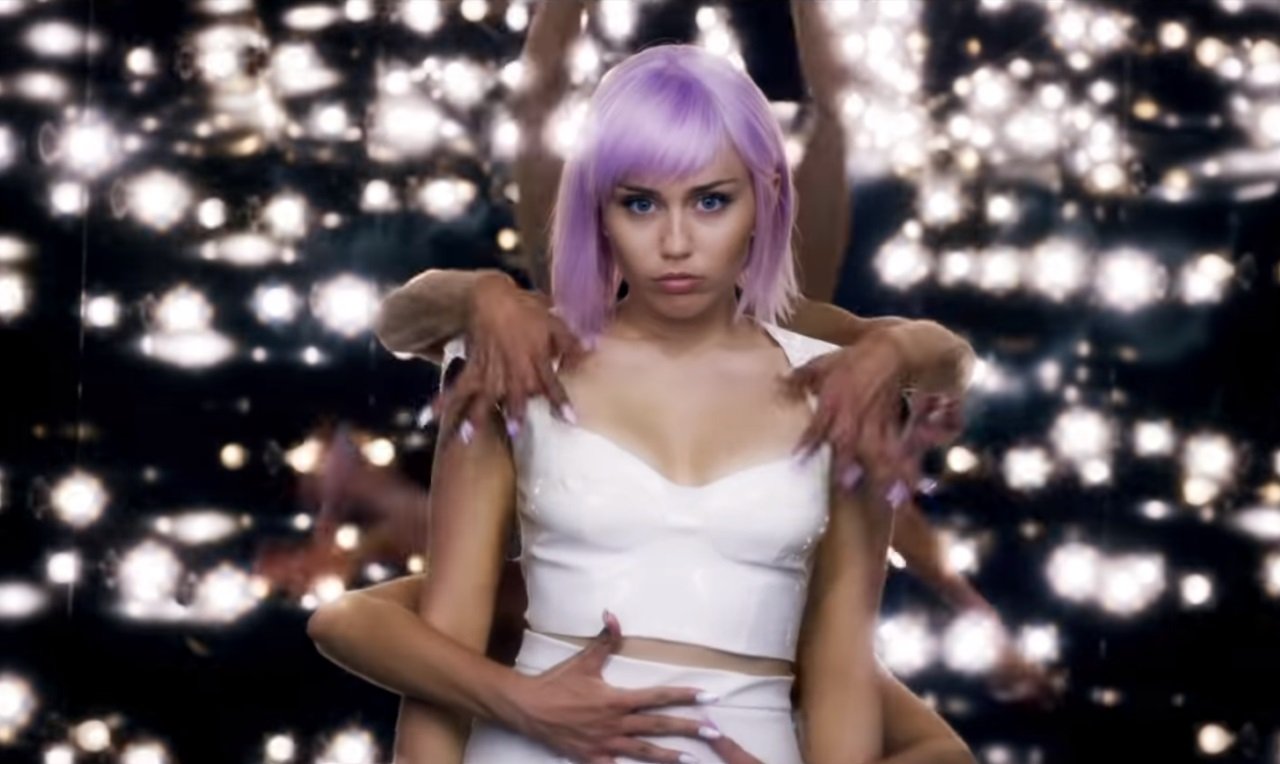 Black Mirror: Musikvideo zu „On a Roll“ von Ashley O (Miley Cyrus)