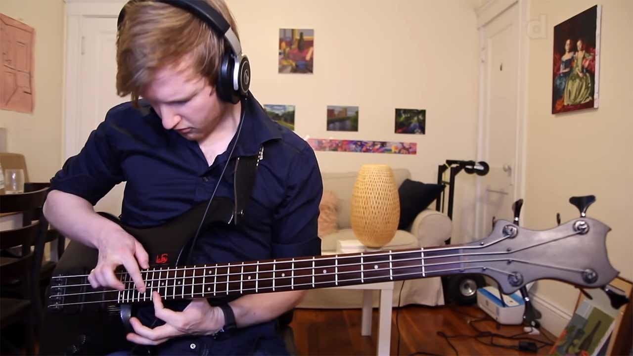 Wenn ein professioneller Bassist das „Seinfeld“-Theme spielen soll