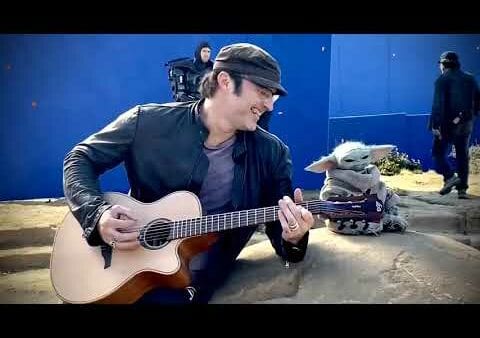 Baby Yoda jammed mit Robert Rodriguez am „Mandalorian“-Set