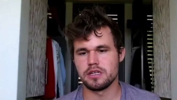 Schachweltmeister-Magnus-Carlsen-analysiert-Das-Damengambit