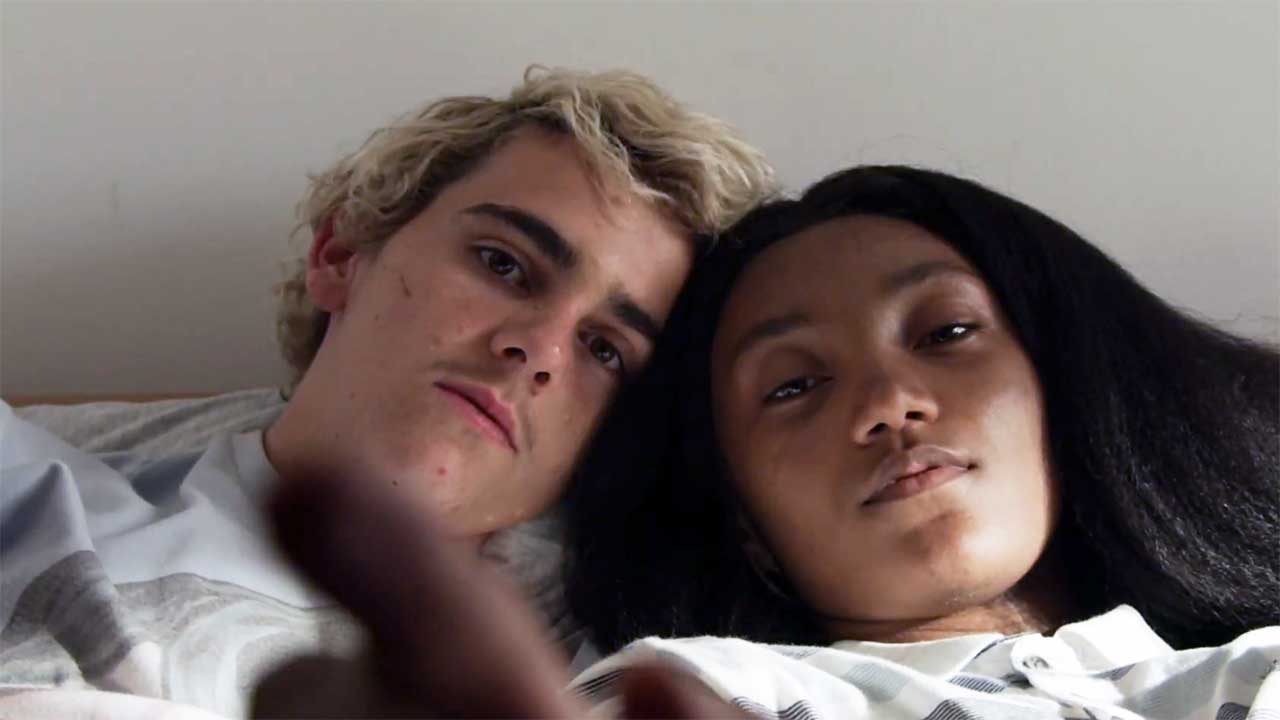 we-are-who-we-are-deutscher-trailer_01-1