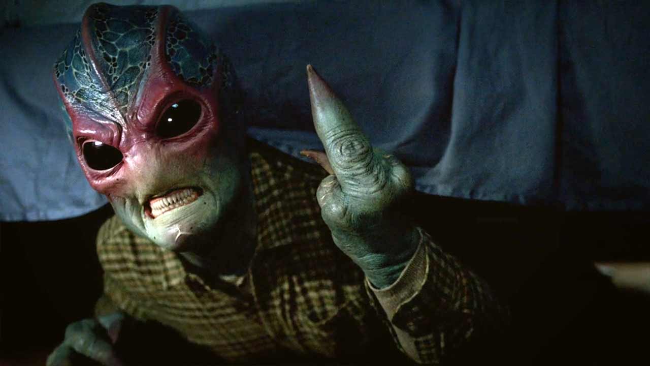 Resident-Alien-S01E01_Pilot_Review_03