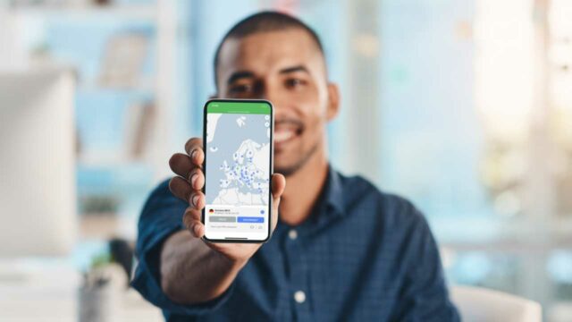 NordVPN_Mann-phone
