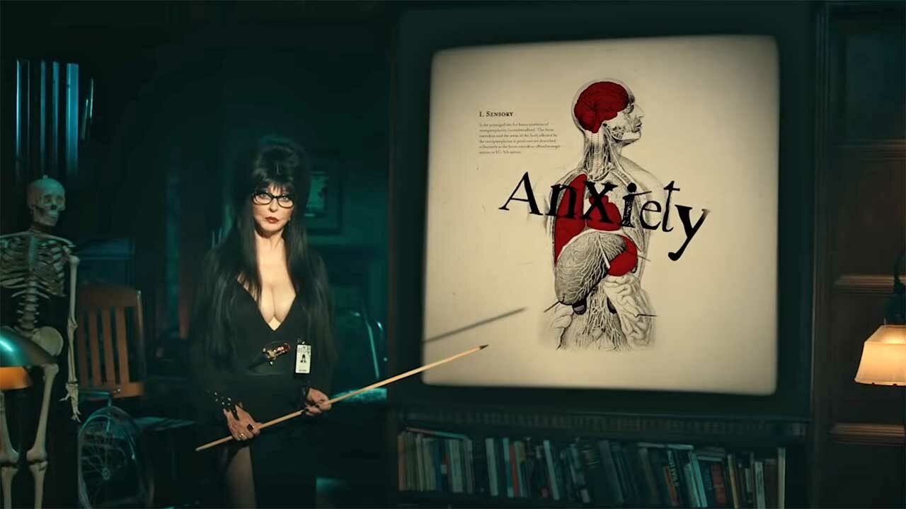 Dr. Elvira erklärt uns, weshalb Horror-Serien so gut sind