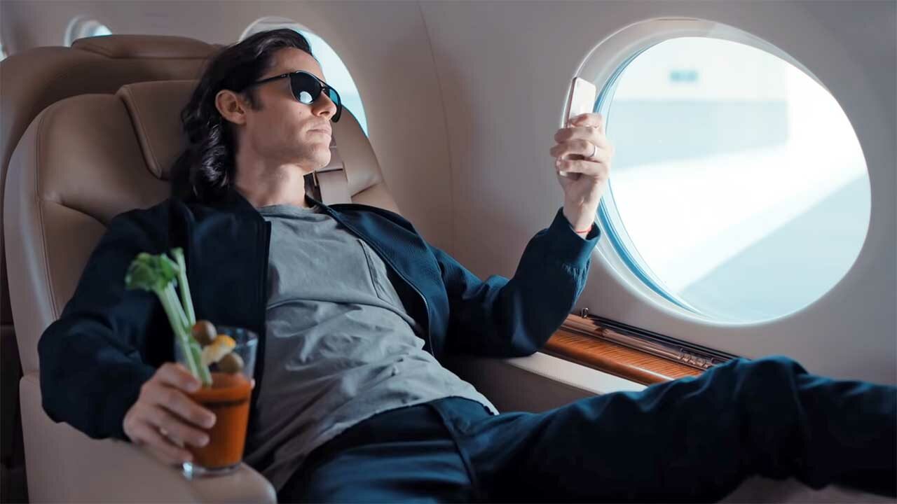 WeCrashed: Teaser & Infos zur Apple-Serie mit Anne Hathaway & Jared Leto