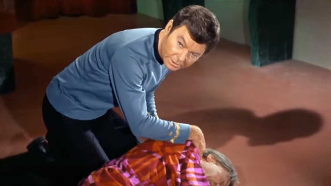„Star Trek“-Supercut: „He’s dead, Jim“ & „I’m a doctor, not a…“