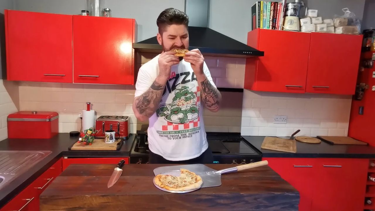 Pizzabäcker bereitet skurrile Pizzen aus „Teenage Mutant Hero Turtles“ zu