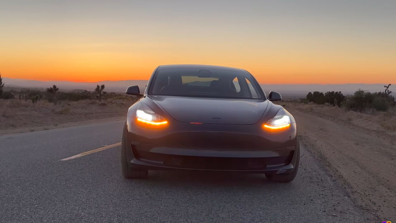 Tesla Fahrzeug wird zu K.I.T.T. umgebaut