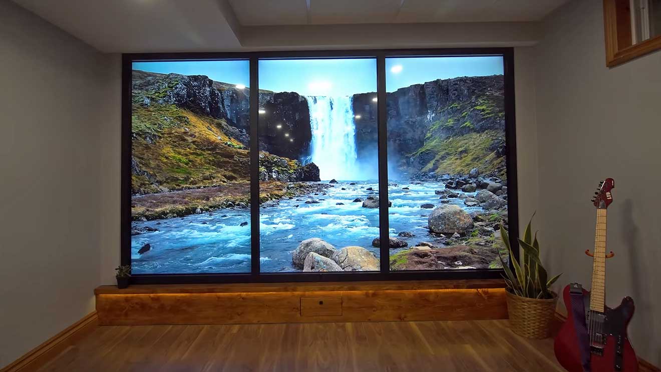 Digitale Fensterfront aus 3 riesigen Fernsehern bauen