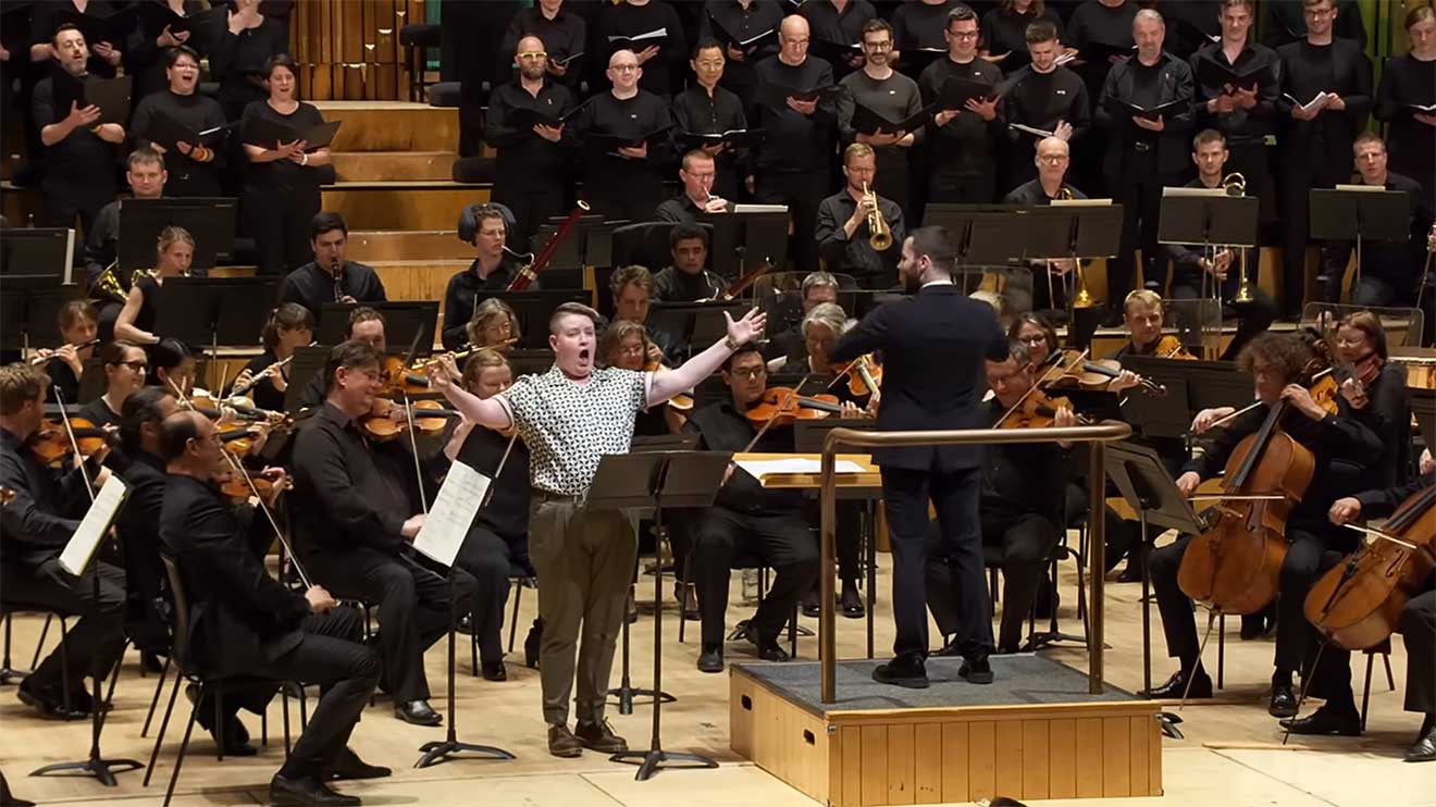 The White Lotus: Orchester spielt Titelmelodie live mit Chor