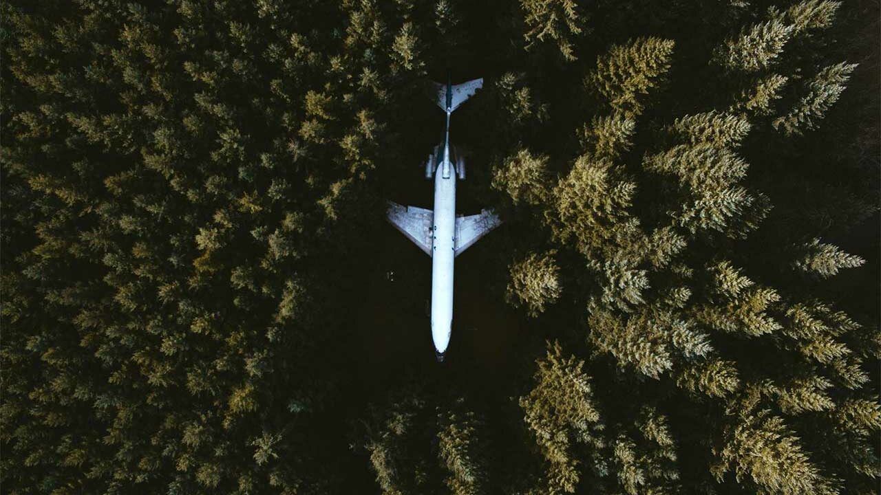 Fliegende Perspektivwechsel: Drohnenaufnahmen in „Adolescence“ & „The Americas“