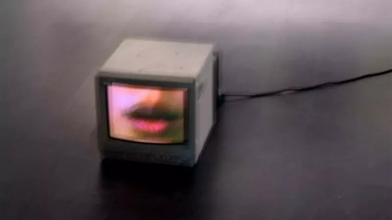 alter-tv-unscharf-unsplash