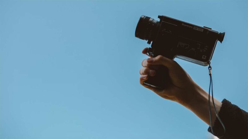 Maschinen schreiben Serien – wie kreativ darf KI werden? videokamera-analog-unsplash