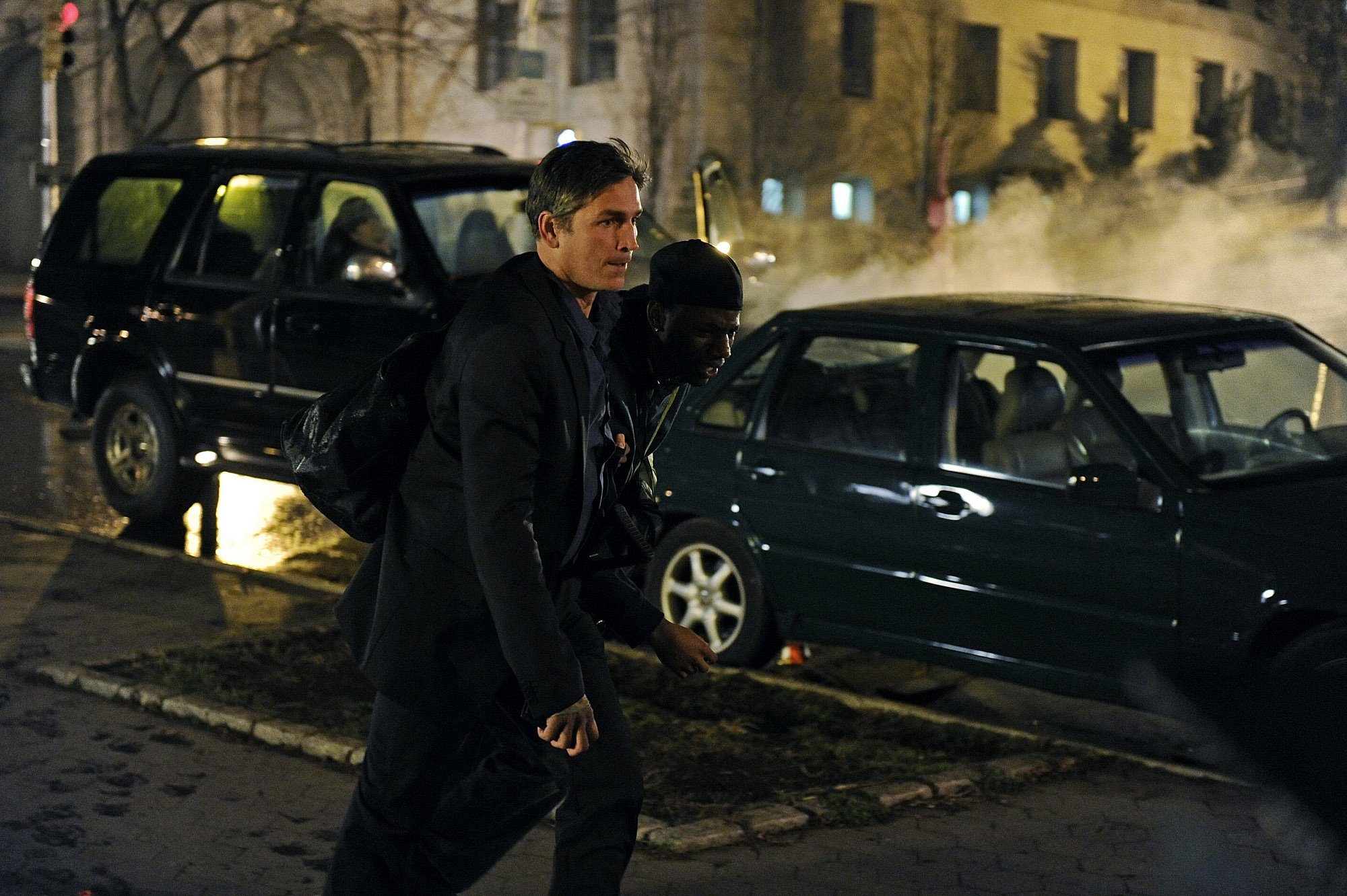 Rewatch-Review: "Person of Interest" S01E01 - Pilot / Reese & Finch Person-of-Interest-KI-Serie-Rewatch-Review-Nolan-Abrams-4